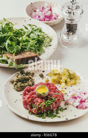 Beef Tartare mit Wachtelei Stockfoto