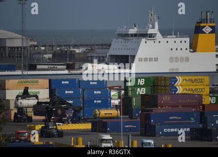Oktober 23, 2018 - Zeebrugge, Belgien: Blick auf den Hafen von Zeebrugge, größte Auto terminal der Welt, bereitet sich gegenwärtig auf eine harte Brexit. Vue d'ensemble du Port de Bruges-Zeebruges. Il s'agit du Premier Port mondial dans le domaine de l'Automobile, avec Le chargement de Pres de 2,8 millions de vehicules, nicht 900.000 ein Ziel du Royaume-Uni. *** Frankreich/KEINE VERKÄUFE IN DEN FRANZÖSISCHEN MEDIEN *** Stockfoto