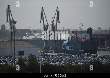 Oktober 23, 2018 - Zeebrugge, Belgien: Blick auf den Hafen von Zeebrugge, größte Auto terminal der Welt, bereitet sich gegenwärtig auf eine harte Brexit. Vue d'ensemble du Port de Bruges-Zeebruges. Il s'agit du Premier Port mondial dans le domaine de l'Automobile, avec Le chargement de Pres de 2,8 millions de vehicules, nicht 900.000 ein Ziel du Royaume-Uni. *** Frankreich/KEINE VERKÄUFE IN DEN FRANZÖSISCHEN MEDIEN *** Stockfoto