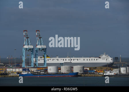 Oktober 23, 2018 - Zeebrugge, Belgien: Blick auf den Hafen von Zeebrugge, größte Auto terminal der Welt, bereitet sich gegenwärtig auf eine harte Brexit. Vue d'ensemble du Port de Bruges-Zeebruges. Il s'agit du Premier Port mondial dans le domaine de l'Automobile, avec Le chargement de Pres de 2,8 millions de vehicules, nicht 900.000 ein Ziel du Royaume-Uni. *** Frankreich/KEINE VERKÄUFE IN DEN FRANZÖSISCHEN MEDIEN *** Stockfoto