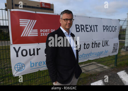 Oktober 23, 2018 - Zeebrugge, Belgien: Porträt von Joachim Coens, der CEO der Hafen von Zeebrugge, wie Er posiert vor einer Fahne, die sagt, dass der Anschluss "Brexit proof". Zeebrugge, dem grössten Parkplatz der Welt, bereitet sich gegenwärtig auf eine harte Brexit. Le directeur du Port de Bruges-Zeebruges, Joachim Coens, Pose devant une banniere expliquant que le port est Pret pour affronter les Folgen du Brexit. *** Frankreich/KEINE VERKÄUFE IN DEN FRANZÖSISCHEN MEDIEN *** Stockfoto