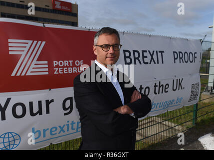 Oktober 23, 2018 - Zeebrugge, Belgien: Porträt von Joachim Coens, der CEO der Hafen von Zeebrugge, wie Er posiert vor einer Fahne, die sagt, dass der Anschluss "Brexit proof". Zeebrugge, dem grössten Parkplatz der Welt, bereitet sich gegenwärtig auf eine harte Brexit. Le directeur du Port de Bruges-Zeebruges, Joachim Coens, Pose devant une banniere expliquant que le port est Pret pour affronter les Folgen du Brexit. *** Frankreich/KEINE VERKÄUFE IN DEN FRANZÖSISCHEN MEDIEN *** Stockfoto