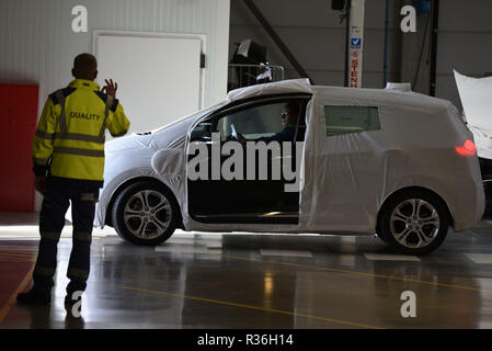 Oktober 23, 2018 - Zeebrugge, Belgien: Arbeiter für ICO (internationale Anbieter) die Bedingungen des neuen Autos vor dem Versand aus dem Hafen von Zeebrugge, größte Auto terminal der Welt mit 2,8 Millionen Fahrzeuge von hier aus jedes Jahr befördert werden. Die Fähigkeit zu Prüfen, Reparieren und anpassen, Autos direkt aus dem Hafen Terminals ist eine der wichtigsten Zeebrugge Wettbewerbsvorteile. Einige 900.000 Autos sind von und nach Großbritannien jedes Jahr verschoben, und der Hafen von Zeebrugge bereitet sich auf eine harte Brexit. Des Angestellten d'ICO procedent ein des controles qualite De voitures neuv Stockfoto
