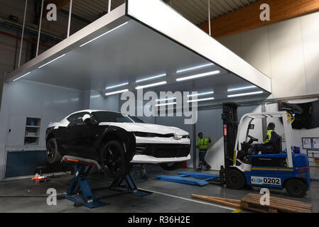 Oktober 23, 2018 - Zeebrugge, Belgien: Arbeiter für ICO (internationale Anbieter) die Bedingungen des neuen Autos vor dem Versand aus dem Hafen von Zeebrugge, größte Auto terminal der Welt mit 2,8 Millionen Fahrzeuge von hier aus jedes Jahr befördert werden. Die Fähigkeit zu Prüfen, Reparieren und anpassen, Autos direkt aus dem Hafen Terminals ist eine der wichtigsten Zeebrugge Wettbewerbsvorteile. Einige 900.000 Autos sind von und nach Großbritannien jedes Jahr verschoben, und der Hafen von Zeebrugge bereitet sich auf eine harte Brexit. Des Angestellten d'ICO procedent ein des controles qualite De voitures neuv Stockfoto