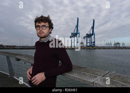 Oktober 23, 2018 - Zeebrugge, Belgien: Portrait von Mathijs Goderis, Politiker und lokale Historiker. Der Hafen von Zeebrugge, dem grössten Parkplatz der Welt, bereitet sich gegenwärtig auf eine harte Brexit. Portrait de Mathijs Goderis, un homme politique Lokale particulierement Interesse par l'Histoire du Port de Bruges-Zeebruges. *** Frankreich/KEINE VERKÄUFE IN DEN FRANZÖSISCHEN MEDIEN *** Stockfoto