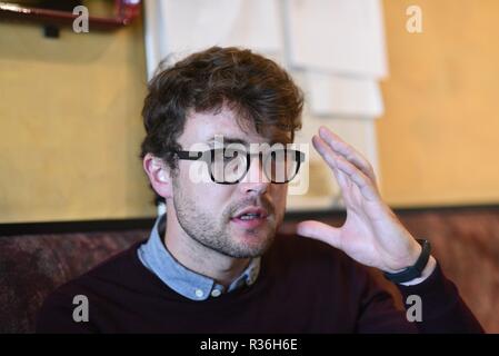 Oktober 23, 2018 - Zeebrugge, Belgien: Portrait von Mathijs Goderis, Politiker und lokale Historiker. Der Hafen von Zeebrugge, dem grössten Parkplatz der Welt, bereitet sich gegenwärtig auf eine harte Brexit. Portrait de Mathijs Goderis, un homme politique Lokale particulierement Interesse par l'Histoire du Port de Bruges-Zeebruges. *** Frankreich/KEINE VERKÄUFE IN DEN FRANZÖSISCHEN MEDIEN *** Stockfoto