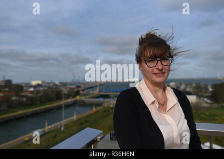 Oktober 23, 2018 - Zeebrugge, Belgien: Portrait von Ghanima Van de Venne, Policy Advisor für Brexit für den Hafen von Zeebrugge. Der Hafen, der größte Parkplatz der Welt, bereitet sich gegenwärtig auf eine harte Brexit. Portrait de Ghanima Van de Venne, conseillere specializee sur les Fragen du Brexit aupres des autorites du Port de Bruges-Zeebruges. *** Frankreich/KEINE VERKÄUFE IN DEN FRANZÖSISCHEN MEDIEN *** Stockfoto