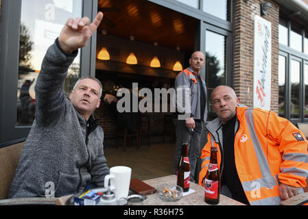 Oktober 23, 2018 - Zeebrugge, Belgien: Portrait von Transport Worker Stefan D'hont (L) und Steven Adams (R), ein Port, der Arbeiter, wie sie die Zukunft der Hafen von Zeebrugge zu diskutieren. Der Hafen, der größte Parkplatz der Welt, bereitet sich gegenwärtig auf eine harte Brexit. Portrait de Flamands qui travaillent au Port de Bruges-Zeebruges. *** Frankreich/KEINE VERKÄUFE IN DEN FRANZÖSISCHEN MEDIEN *** Stockfoto