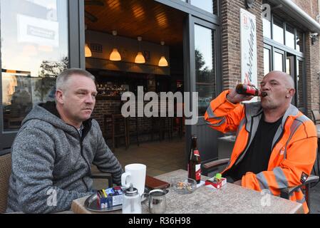 Oktober 23, 2018 - Zeebrugge, Belgien: Portrait von Transport Worker Stefan D'hont (L) und Steven Adams (R), ein Port, der Arbeiter, wie sie die Zukunft der Hafen von Zeebrugge zu diskutieren. Der Hafen, der größte Parkplatz der Welt, bereitet sich gegenwärtig auf eine harte Brexit. Portrait de Flamands qui travaillent au Port de Bruges-Zeebruges. *** Frankreich/KEINE VERKÄUFE IN DEN FRANZÖSISCHEN MEDIEN *** Stockfoto