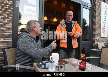 Oktober 23, 2018 - Zeebrugge, Belgien: Portrait von Transport Worker Stefan D'hont (L) und Steven Adams (R), ein Port, der Arbeiter, wie sie die Zukunft der Hafen von Zeebrugge zu diskutieren. Der Hafen, der größte Parkplatz der Welt, bereitet sich gegenwärtig auf eine harte Brexit. Portrait de Flamands qui travaillent au Port de Bruges-Zeebruges. *** Frankreich/KEINE VERKÄUFE IN DEN FRANZÖSISCHEN MEDIEN *** Stockfoto