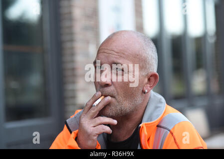 Oktober 23, 2018 - Zeebrugge, Belgien: Portrait von Steven Adams, ein Port, der Arbeiter, wie er sich über die Zukunft der Hafen von Zeebrugge. Der Hafen, der größte Parkplatz der Welt, bereitet sich gegenwärtig auf eine harte Brexit. Portrait de Flamands qui travaillent au Port de Bruges-Zeebruges. *** Frankreich/KEINE VERKÄUFE IN DEN FRANZÖSISCHEN MEDIEN *** Stockfoto