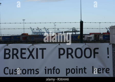 Oktober 23, 2018 - Zeebrugge, Belgien: Blick auf den Hafen von Zeebrugge, größte Auto terminal der Welt, bereitet sich gegenwärtig auf eine harte Brexit. Das Banner über den Hafen von Zeebrugge "Brexit Beweis' hat es durch die Hafenbehörden gesetzt worden. Une Banderole affirmant que le Port de Bruges-Zeebruges etait Pret pour le Brexit a ete installee a proximite du Terminal ou auront lieu les Futurs controles Cap-d'Ail. *** Frankreich/KEINE VERKÄUFE IN DEN FRANZÖSISCHEN MEDIEN *** Stockfoto