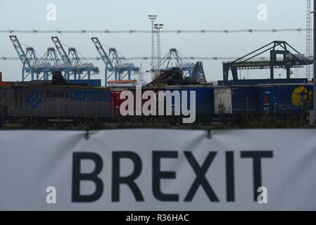 Oktober 23, 2018 - Zeebrugge, Belgien: Blick auf den Hafen von Zeebrugge, größte Auto terminal der Welt, bereitet sich gegenwärtig auf eine harte Brexit. Das Banner über den Hafen von Zeebrugge "Brexit Beweis' hat es durch die Hafenbehörden gesetzt worden. Une Banderole affirmant que le Port de Bruges-Zeebruges etait Pret pour le Brexit a ete installee a proximite du Terminal ou auront lieu les Futurs controles Cap-d'Ail. *** Frankreich/KEINE VERKÄUFE IN DEN FRANZÖSISCHEN MEDIEN *** Stockfoto