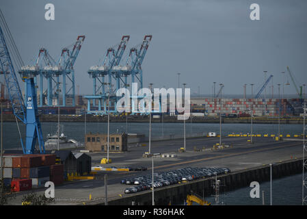 Oktober 23, 2018 - Zeebrugge, Belgien: Blick auf den Hafen von Zeebrugge, größte Auto terminal der Welt, bereitet sich gegenwärtig auf eine harte Brexit. Vue d'ensemble du Port de Bruges-Zeebruges. Il s'agit du Premier Port mondial dans le domaine de l'Automobile, avec Le chargement de Pres de 2,8 millions de vehicules, nicht 900.000 ein Ziel du Royaume-Uni. *** Frankreich/KEINE VERKÄUFE IN DEN FRANZÖSISCHEN MEDIEN *** Stockfoto