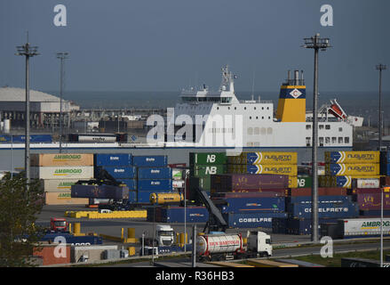 Oktober 23, 2018 - Zeebrugge, Belgien: Blick auf den Hafen von Zeebrugge, größte Auto terminal der Welt, bereitet sich gegenwärtig auf eine harte Brexit. Vue d'ensemble du Port de Bruges-Zeebruges. Il s'agit du Premier Port mondial dans le domaine de l'Automobile, avec Le chargement de Pres de 2,8 millions de vehicules, nicht 900.000 ein Ziel du Royaume-Uni. *** Frankreich/KEINE VERKÄUFE IN DEN FRANZÖSISCHEN MEDIEN *** Stockfoto