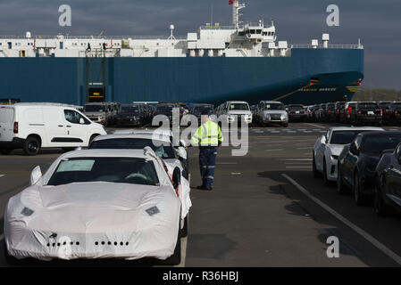 Oktober 23, 2018 - Zeebrugge, Belgien: Arbeiter für ICO (internationale Anbieter) die Bedingungen des neuen Autos vor dem Versand aus dem Hafen von Zeebrugge, größte Auto terminal der Welt mit 2,8 Millionen Fahrzeuge von hier aus jedes Jahr befördert werden. Die Fähigkeit zu Prüfen, Reparieren und anpassen, Autos direkt aus dem Hafen Terminals ist eine der wichtigsten Zeebrugge Wettbewerbsvorteile. Einige 900.000 Autos sind von und nach Großbritannien jedes Jahr verschoben, und der Hafen von Zeebrugge bereitet sich auf eine harte Brexit. Des centaines de voitures Neuves sind garees dans le Port de Bruges-Ze Stockfoto