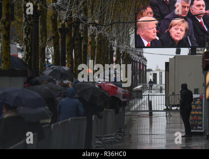 November 11, 2018 - Paris, Frankreich: US Präsident Donald Trump und die deutsche Bundeskanzlerin Angela Merkel auf einem Bildschirm auf der Champs-Elysees avenue Erscheinen während der offiziellen Zeremonie der Waffenstillstand, der das Ende des ersten Weltkriegs markiert. Die Öffentlichkeit war sehr weit weg von der Bühne der offiziellen Zeremonie gehalten. Des centaines de personnes a proximite de l'Arc de Triomphe essayent de suivre la Zeremonie du rappen Anniversaire de l'Armistice du 11 Novembre 1918, qui a ete soigneusement cadenassee pour Garder le Public a l'ecart. *** Frankreich/KEINE VERKÄUFE IN DEN FRANZÖSISCHEN MEDIEN *** Stockfoto