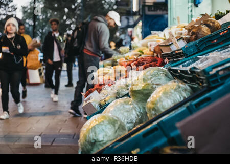 London, Großbritannien - 02 November, 2018: Frisches Obst und Gemüse auf Verkauf zu einem Convenience Store in London, UK. Diese Speicher sind in der ganzen Stadt Stockfoto