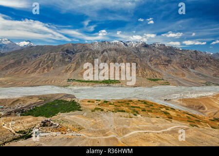 Luftaufnahme von Spiti Valley und die Gompa im Himalaya Stockfoto