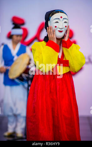 ANDONG, SÜDKOREA - Okt 01: Akteure, die die koreanischen traditinal Maskdance in Andong Südkorea am 01. Oktober 2018, die Maskdance festival Er Stockfoto