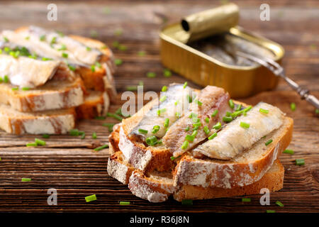 Sardinen auf Vollkornbrot frisches Sandwich Stockfoto