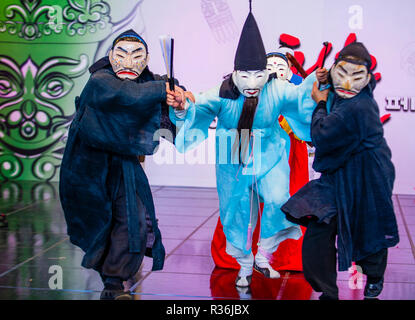 ANDONG, SÜDKOREA - Okt 01: Akteure, die die koreanischen traditinal Maskdance in Andong Südkorea am 01. Oktober 2018, die Maskdance festival Er Stockfoto