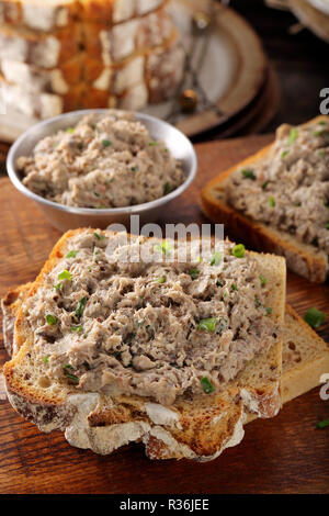 Gesundes Vollkornbrot Sandwich mit Thunfisch einfügen Stockfoto