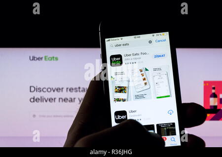 Prag, tschechische Republik - 21. NOVEMBER 2018: Uber isst Essen Lieferung Firmenlogo auf mobile App Telefon mit Internet Homepage im Hintergrund Stockfoto