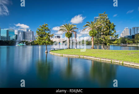 Downtown Orlando von Lake Eola Park an einem sonnigen Tag Stockfoto