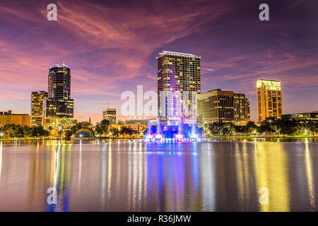 Downtown Orlando von Lake Eola Park in der Dämmerung Stockfoto