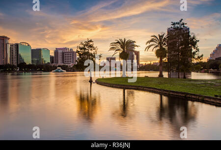 Downtown Orlando von Lake Eola Park bei Sonnenuntergang Stockfoto