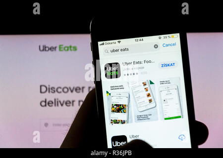 Prag, tschechische Republik - 21. NOVEMBER 2018: Uber isst Essen Lieferung Firmenlogo auf mobile App Telefon mit Internet Homepage im Hintergrund Stockfoto