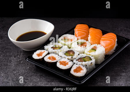 Sushi Sortiment auf schwarz Fach und Sojasauce Stockfoto