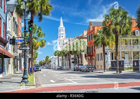 St. Michaels Kirche und Breite Str. in Charleston, SC Stockfoto