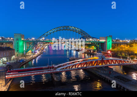 Newcastle Brücken. Blick auf den Fluss Tyne und Tyne Bridge bei Nacht, Newcastle upon Tyne, England, Großbritannien Stockfoto