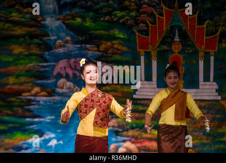 Laotische Tänzerinnen treten im Royal Ballet Theatre in Luang Prabang Laos auf Stockfoto