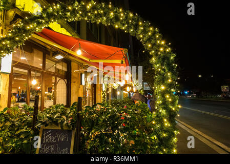 Rom, Italien, 9. Dezember 2017: Wunderschön eingerichtetes kleines Restaurant im Zentrum von Rom, mit einem Schild für kostenloses Wlan. Stockfoto