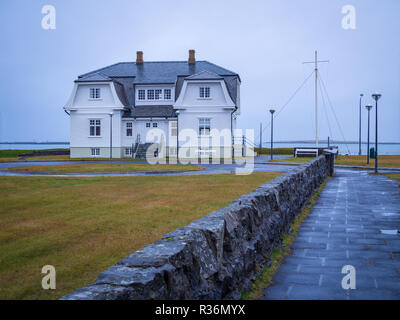 Hofdi Haus im Norden von Reykjavik, die Hauptstadt Islands, 1909 erbaut. Stockfoto