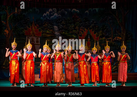 Laotische Tänzerinnen treten im Royal Ballet Theatre in Luang Prabang Laos auf Stockfoto