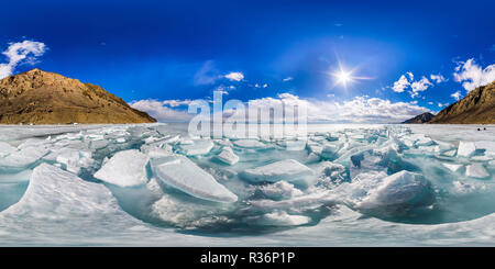 360 Grad Panorama Ansicht von Ice Blue Hängematten auf dem Baikalsee Winter Lake