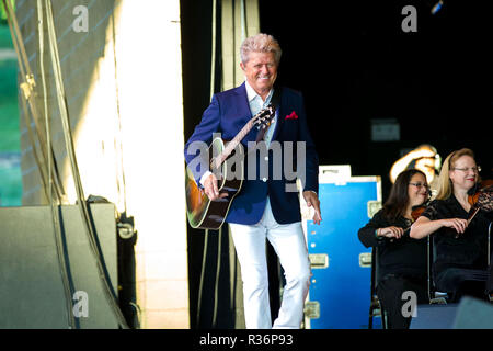 BETHEL, NY - AUGUST 02: Peter Cetera führt mit dem Hudson Valley Philharmonie im Konzert an Bethel Woods Art Center am 2. August 2015 in Bethel, New York. (Foto von Steve Mack/S.D. Mack Bilder) Stockfoto