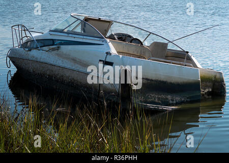 Abgebrochene Fischerboote entlang der Bon Secour River im Süden von Alabama, USA. Stockfoto