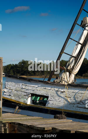 Abgebrochene Fischerboote entlang der Bon Secour River im Süden von Alabama, USA. Stockfoto