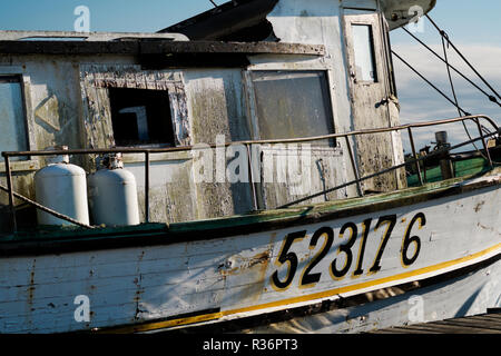 Abgebrochene Fischerboote entlang der Bon Secour River im Süden von Alabama, USA. Stockfoto