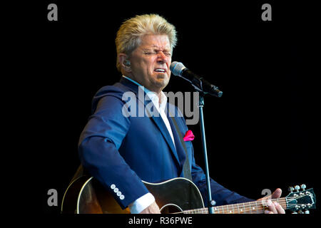 BETHEL, NY - AUGUST 02: Peter Cetera führt mit dem Hudson Valley Philharmonie im Konzert an Bethel Woods Art Center am 2. August 2015 in Bethel, New York. (Foto von Steve Mack/S.D. Mack Bilder) Stockfoto