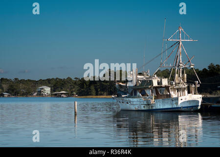 Abgebrochene Fischerboote entlang der Bon Secour River im Süden von Alabama, USA. Stockfoto