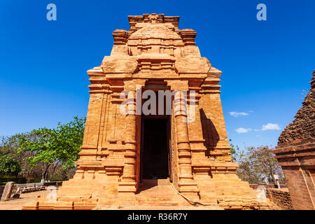 Poshanu oder Po Sahu Inu Tower oder Pho Cham Turm ist eine Gruppe von Reliquien der Cham Türme im Alten Reich der Champa in Phan Thiet in Vietnam. Stockfoto