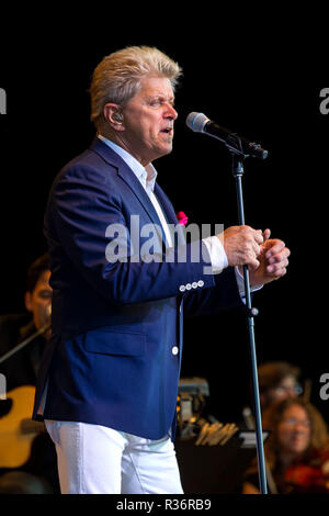 BETHEL, NY - AUGUST 02: Peter Cetera führt mit dem Hudson Valley Philharmonie im Konzert an Bethel Woods Art Center am 2. August 2015 in Bethel, New York. (Foto von Steve Mack/S.D. Mack Bilder) Stockfoto