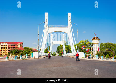 Cau Le Hong Phong Brücke und Wasserturm in Phan Thiet Stadt in der Nähe von Mui Ne in Vietnam. Stockfoto