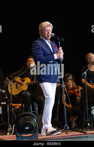 BETHEL, NY - AUGUST 02: Peter Cetera führt mit dem Hudson Valley Philharmonie im Konzert an Bethel Woods Art Center am 2. August 2015 in Bethel, New York. (Foto von Steve Mack/S.D. Mack Bilder) Stockfoto